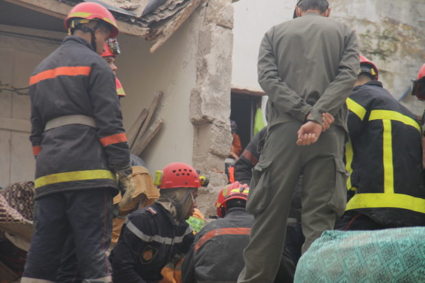 شخص آخر باقي تحت الهدم.. تفاصيل انهيار 3 المنازل في “درب الجران” في كازا (صور)