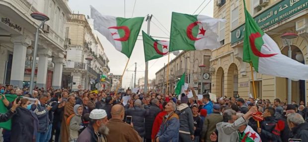 رفعوا شعارات في وجه تبون والعسكر.. احتجاجات حاشدة في الذكرى الثانية للحراك الجزائري