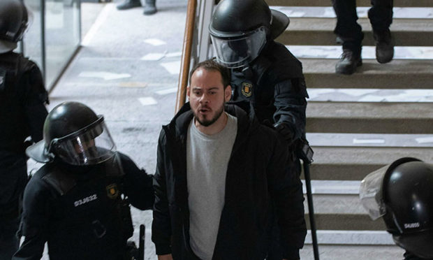 بسبب تغريدات تنتقد النظام الملكي وقوات الأمن.. القبض على مغني الراب بابلو هاسل في إسبانيا (فيديو)