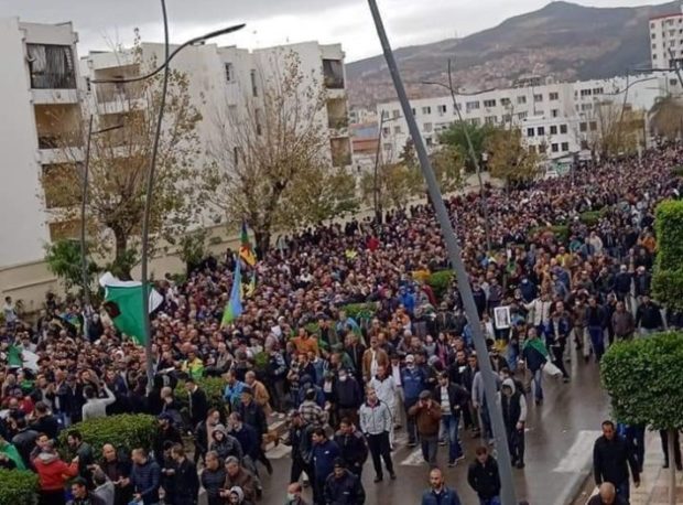 للمطالبة برحيل النظام.. مئات الطلبة يتظاهرون في الجزائر العاصمة