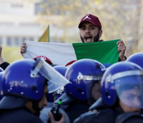 بسبب وفاة شاب أضرم النار في جسده.. مواجهات بين قوات الأمن ومحتجين في الجزائر