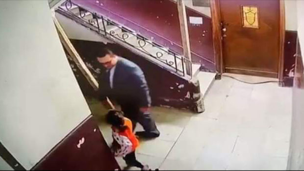 ردو البال لوليداتكم.. كاميرا مراقبة تنقذ طفلة من “وحش بشري” في مصر (فيديو)