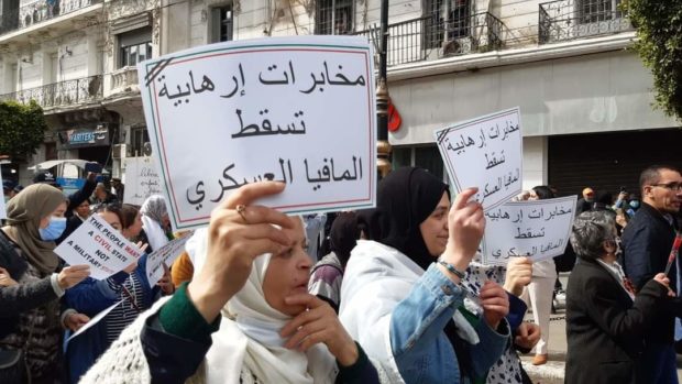 الاحتجاج يتواصل في الجزائر.. مظاهرات نسائية عارمة رغم القمع (فيديو)