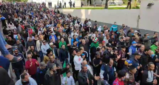 جزائريون في الجمعة الـ107 للحراك: تبون مزور جابوه العسكر… ومخابرات إرهابية نحولنا الجنسية! (فيديو)