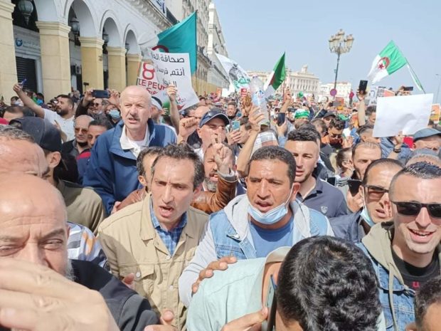 محتجون في “الجمعة 112” للنظام الجزائري: أنتم ما تحشموش وحنا ما نحبسوش!
