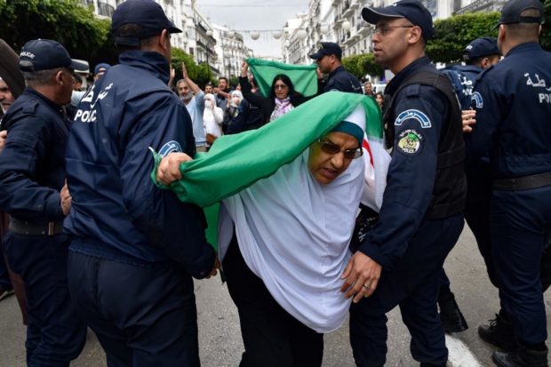 الجمعة الـ115 للحراك الجزائري.. إيقاف العديد من المتظاهرين وقمع مسيرة العاصمة