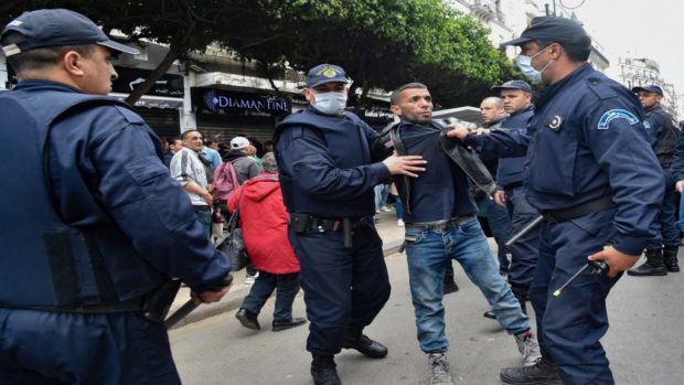 في الجمعة الـ118 للحراك الشعبي.. السلطات الجزائرية توقف 800 متظاهر
