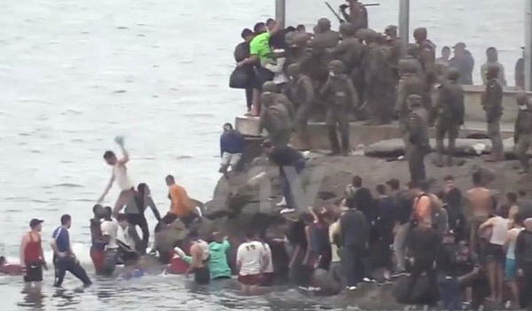 يظهر جنودا إسبان يلقون بمهاجرين في البحر.. صحيفة فرنسية تؤكد حقيقة مقطع فيديو صادم لوسائل إعلام إسبانية