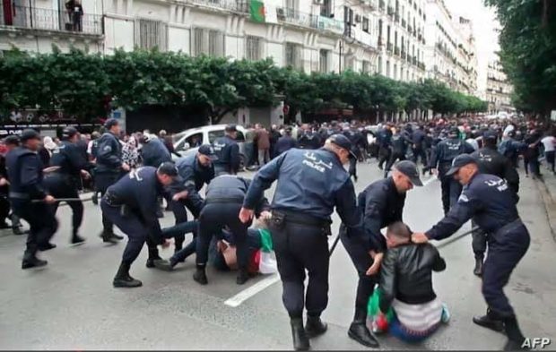 اعتقالات ومنع.. السلطات الجزائرية تلجأ إلى القمع من جديد في الجمعة 117