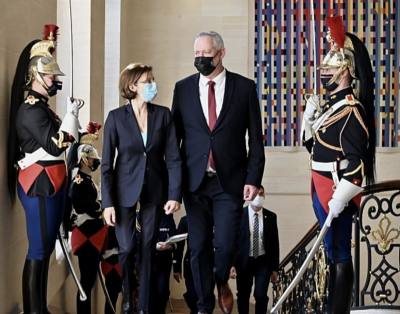 وزير الدفاع الإسرائيلي لنظيرته الفرنسية: هاتف ماكرون لم يتم اختراقه من قبل بيغاسوس