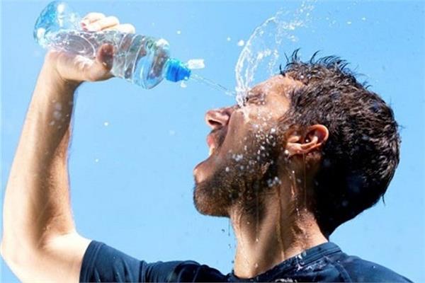 من غير شرب الماء.. نصائح مهمة لاتقاء درجات الحرارة المرتفعة