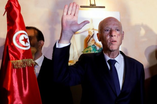 نايضة فتونس.. الرئيس التونسي يعلن توليه السلطة التنفيذية ويقيل الحكومة ويجمد البرلمان