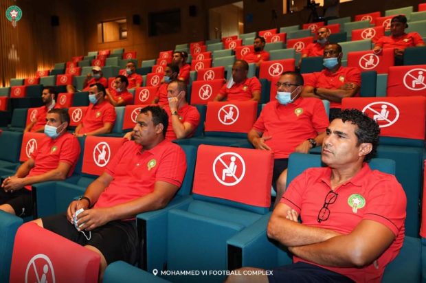 بحضور لاعبين دوليين سابقين.. الجامعة الملكية المغربية لكرة القدم تنظم دورة تكوينية (صور)