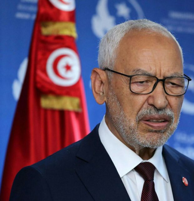 ما مفاكش.. راشد الغنوشي يعتصم أمام البرلمان التونسي!
