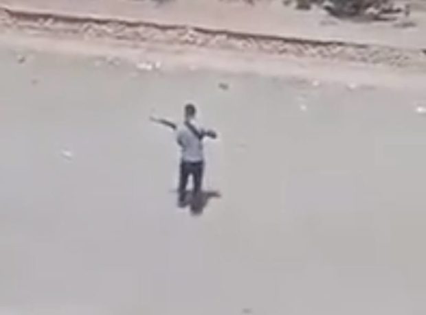 الجزائر.. واحد خرج السلاح ديالو وبدى كيضرب الناس بالقرطاس (فيديو)