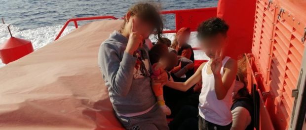 بينهم 5 نساء وطفلان وشخص معاق.. إنقاذ 43 حراگا جزائريا في إسبانيا والحصيلة تصل إلى 138