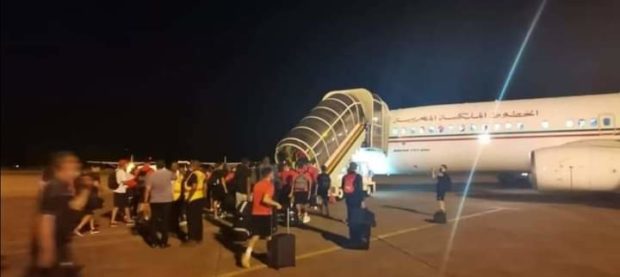 خرجو سالمين.. طائرة المنتخب المغربي تقلع وسط “فوضى” كوناكري! (صور)