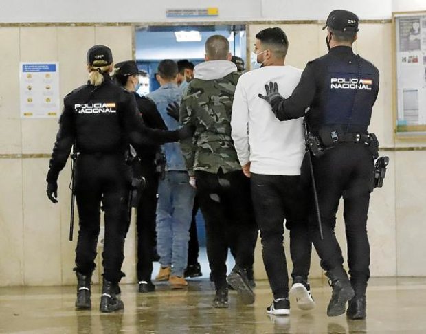 بينهم فلسطيني.. الأمن الإسباني يكشف هوية المعتقلين في حادثة “حراگة المطار”