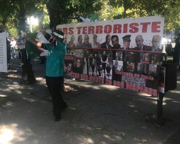تنديدا بنظام الكابرانات.. جزائريون ينظمون وقفة احتجاجية أمام البرلمان الإسباني (صور وفيديو)