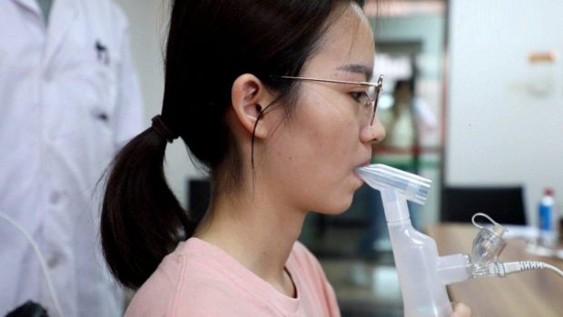 باي باي “الشوكة”.. الصين تعرض أول لقاح مُستنشق مضاد لكورونا (فيديو)