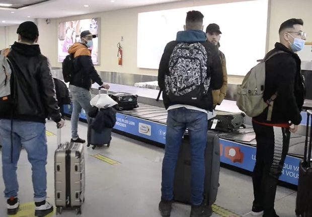 على متن 15 رحلة.. حوالي 2200 مغربي بأوكرانيا عادوا إلى أرض الوطن منذ 2 مارس