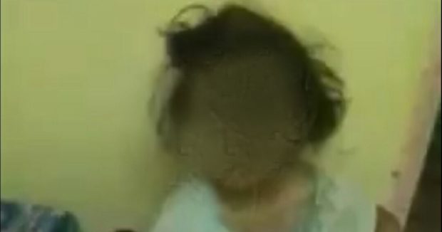 بعد اعتقال والدتها.. رواد مواقع التواصل الاجتماعي يطالبون بحذف فيديو تعذيب الطفلة