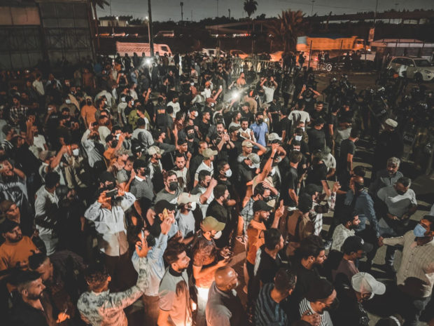 بالصور من بغداد.. محتجون يحتشدون أمام “مدينة سندباد” لمنع إقامة حفل سعد لمجرد