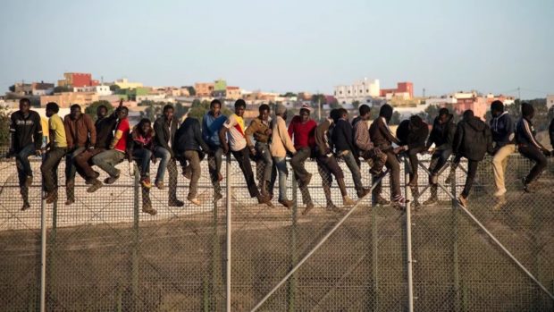 مليلية.. مصرع خمسة مهاجرين غير قانونيين في عملية اقتحام للمدينة