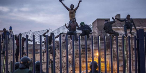 قيادة سودانية لعصابة المهاجرين في أحداث مليلية.. الأمن يجهض مخططا مماثلا لاقتحام سبتة