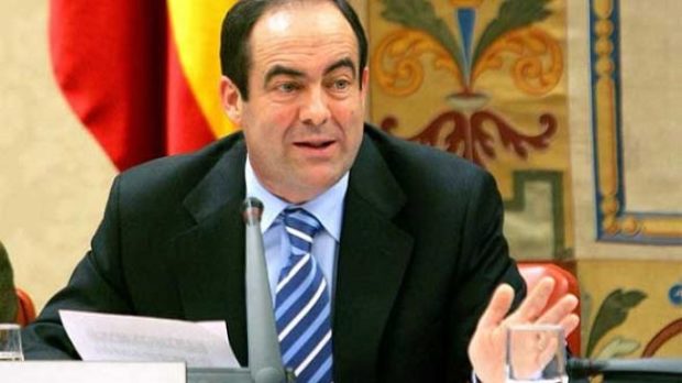 وزير الدفاع الإسباني الأسبق: الصحراويون يريدون حلولا وهذه الحلول لا تأتي من “البوليساريو” ولا من الجزائر