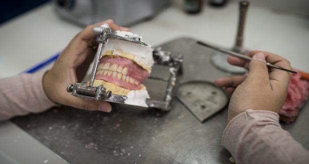 لمحاربة الفوضى والدخلاء.. صانعو ومركبو الأسنان يطالبون باعتماد قانون ينظم القطاع
