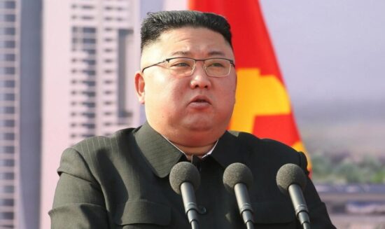 بالفيديو.. مسؤولون ومواطنون يبكون حزنا بعد مرض زعيم كوريا الشمالية