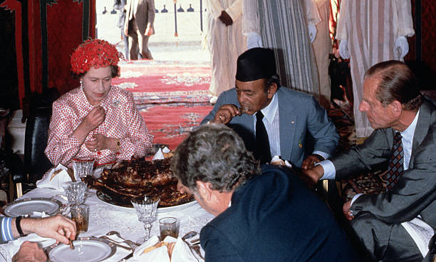 عندما خرقت البرتوكول الملكي البريطاني وأكلت بيديها.. تفاصيل من الزيارة الوحيدة للملكة إليزابيث إلى المغرب (صور وفيديو)