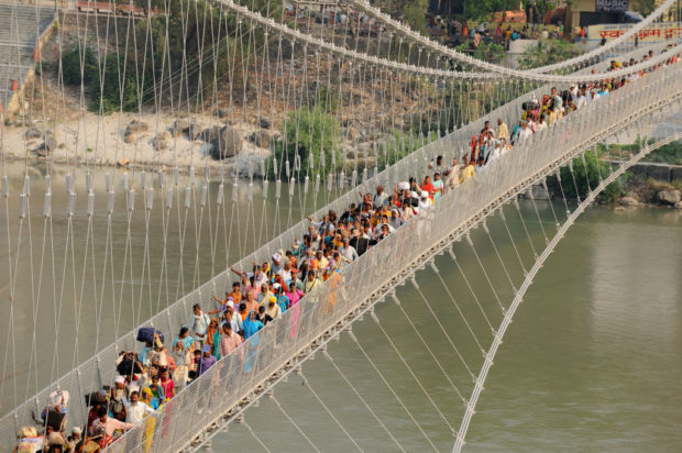 حادث انهيار جسر في الهند.. الحصيلة ترتفع إلى أكثر من 80 قتيلاً من بينهم نساء وأطفال