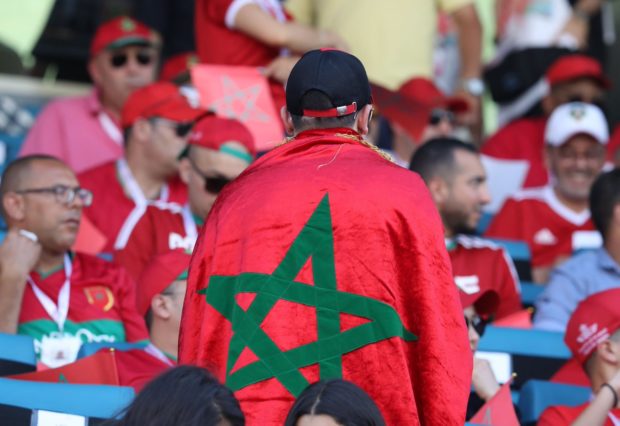 لقاو راسهم فالزنقة.. السفارة المغربية تحل أزمة مشجعين مغاربة بالدوحة