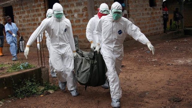 يا ربي السلامة.. دولة إفريقية تغلق مدينتين لمنع تفشي فيروس إيبولا