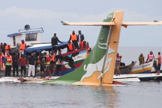 غرقات فبحيرة.. 19 قتيلا إثر تحطم طائرة في تنزانيا
