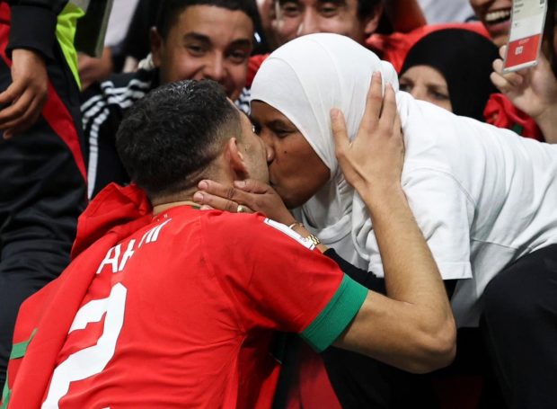 بعد التأهل إلى دور ربع نهائي كأس العالم.. والدة أشرف حكيمي تقبل ابنها