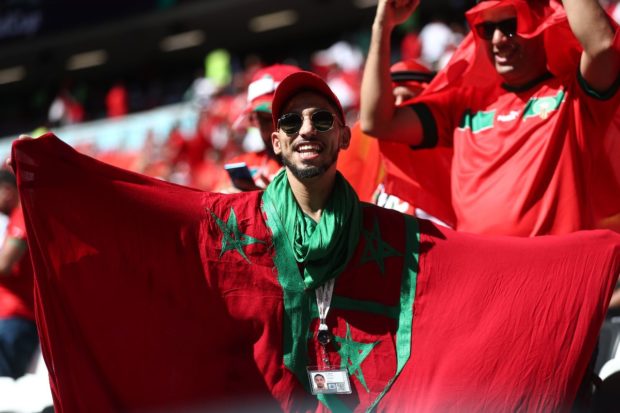 قبل انطلاق المباراة المصيرية.. حضور جماهيري كبير للمشجعين المغاربة ضد كندا (فيديو)