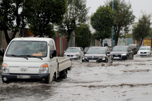 أمطار قوية وتساقطات ثلجية في عدد من مناطق المملكة.. تحذير من مديرية الأرصاد الجوية