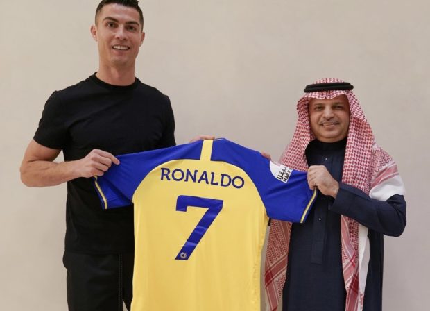 مقابل 200 مليون يورو وقصر و3 ڤيلات.. تفاصيل صفقة انتقال رونالدو إلى النصر السعودي