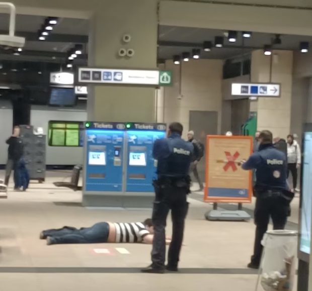 بالفيديو.. إصابة 3 أشخاص في هجوم بسكين في محطة مترو ببروكسيل