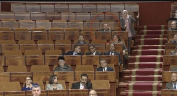 البرلماني الذي أثار الجدل وهو يلوح للكاميرا في جلسة برلمانية.. شكون هو ومع من كان كيهضر؟ (فيديو)