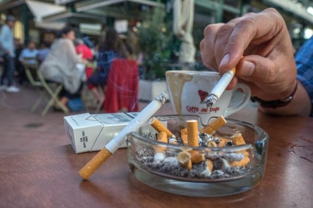 تضمن غرامات تصل إلى 6000 درهم.. مقترح قانون لمنع التدخين والدعاية للتبغ بالأماكن العمومية