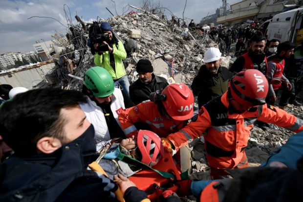 زلزال تركيا وسوريا.. ارتفاع عدد الضحايا إلى أكثر من 33 قتيل من بينهم 6 مغاربة