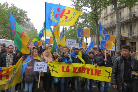 للتنديد باستبداد “العسكر”.. جزائريون يتظاهرون في باريس