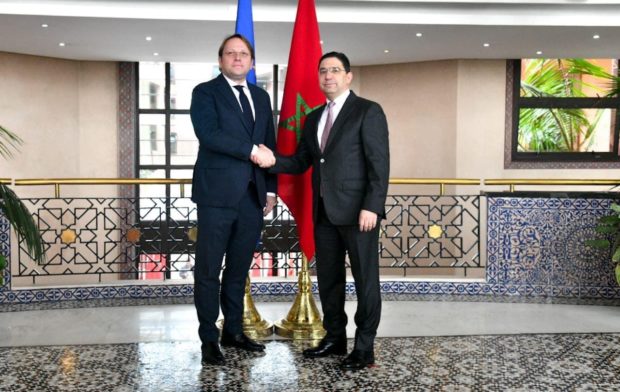 خبير في العلاقات الدولية: توقيت زيارة المفوض الأوروبي للمغرب يحمل دلالات قوية