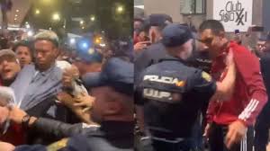اعتقال لاعبين من منتخب البيرو بعد شجار مع الشرطة الإسبانية.. واش ودية الأسود والمنتخب البيروفي غتلغى؟ (فيديو)