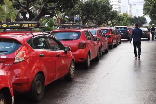 مطالب بتنظيم القطاع.. صراع سيارات الأجرة وتطبيقات النقل يصل البرلمان