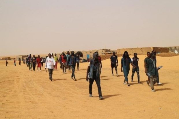 ظروف غير إنسانية وحاطة من الكرامة.. الجزائر “تقذف” آلاف المهاجرين في صحراء النيجر